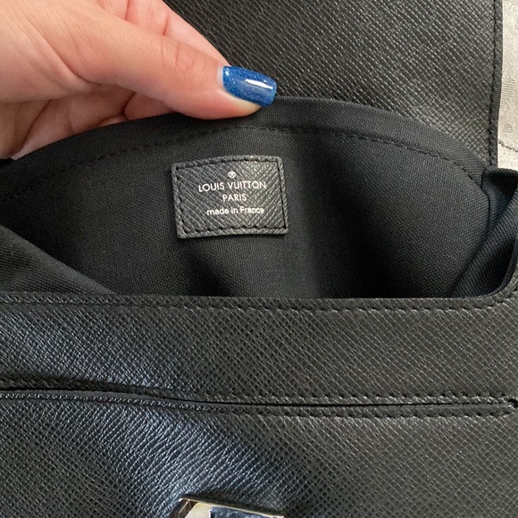 Louis Vuitton men’s bag - Picture 3 of 3